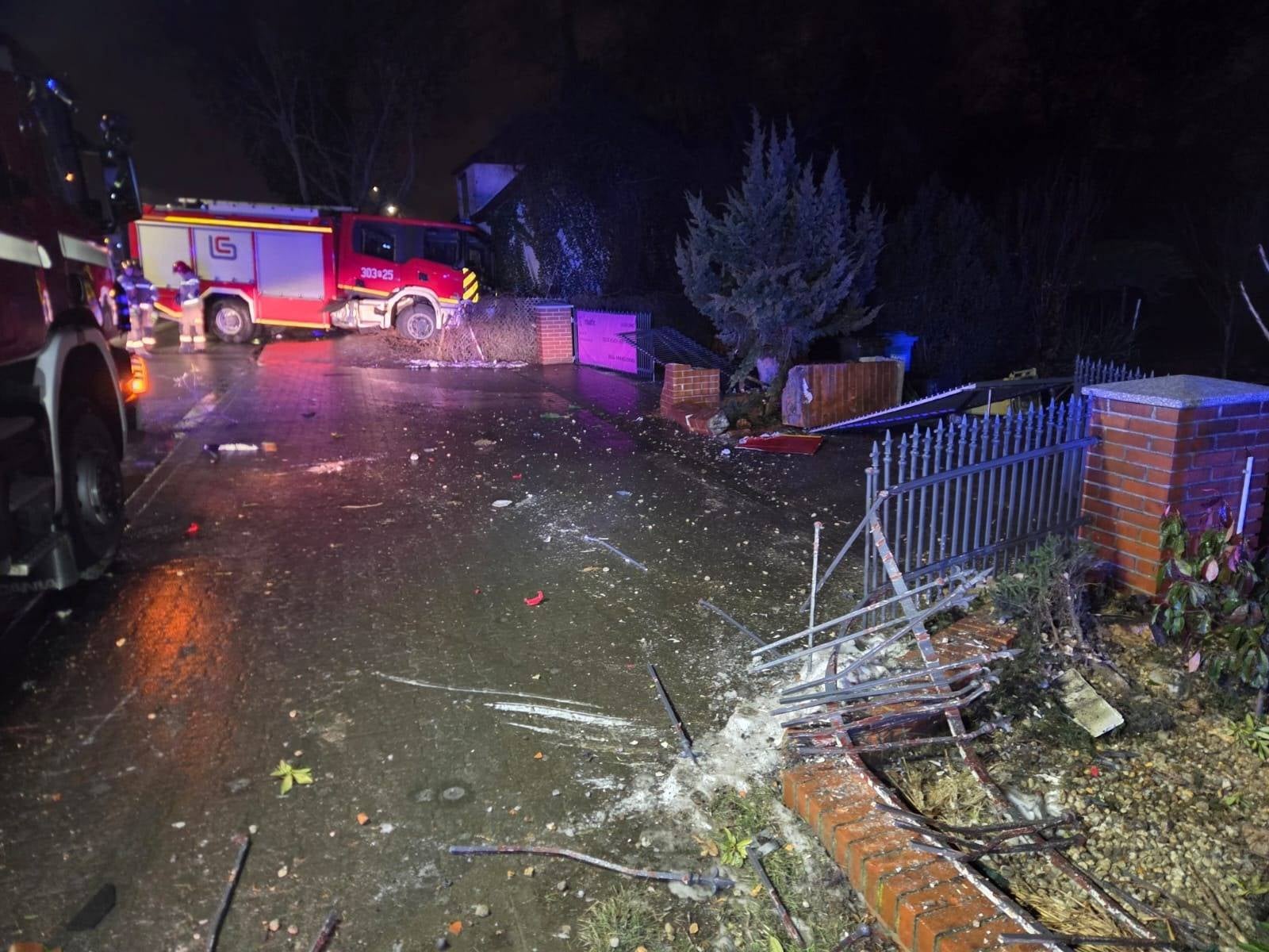 Bardzo ślisko na drogach. Wóz strażacki uderzył w płot