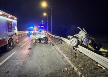 Zderzenie osobówek w Pisarzowicach. BMW rozerwane na części