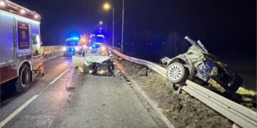 Zderzenie osobówek w Pisarzowicach. BMW rozerwane na części