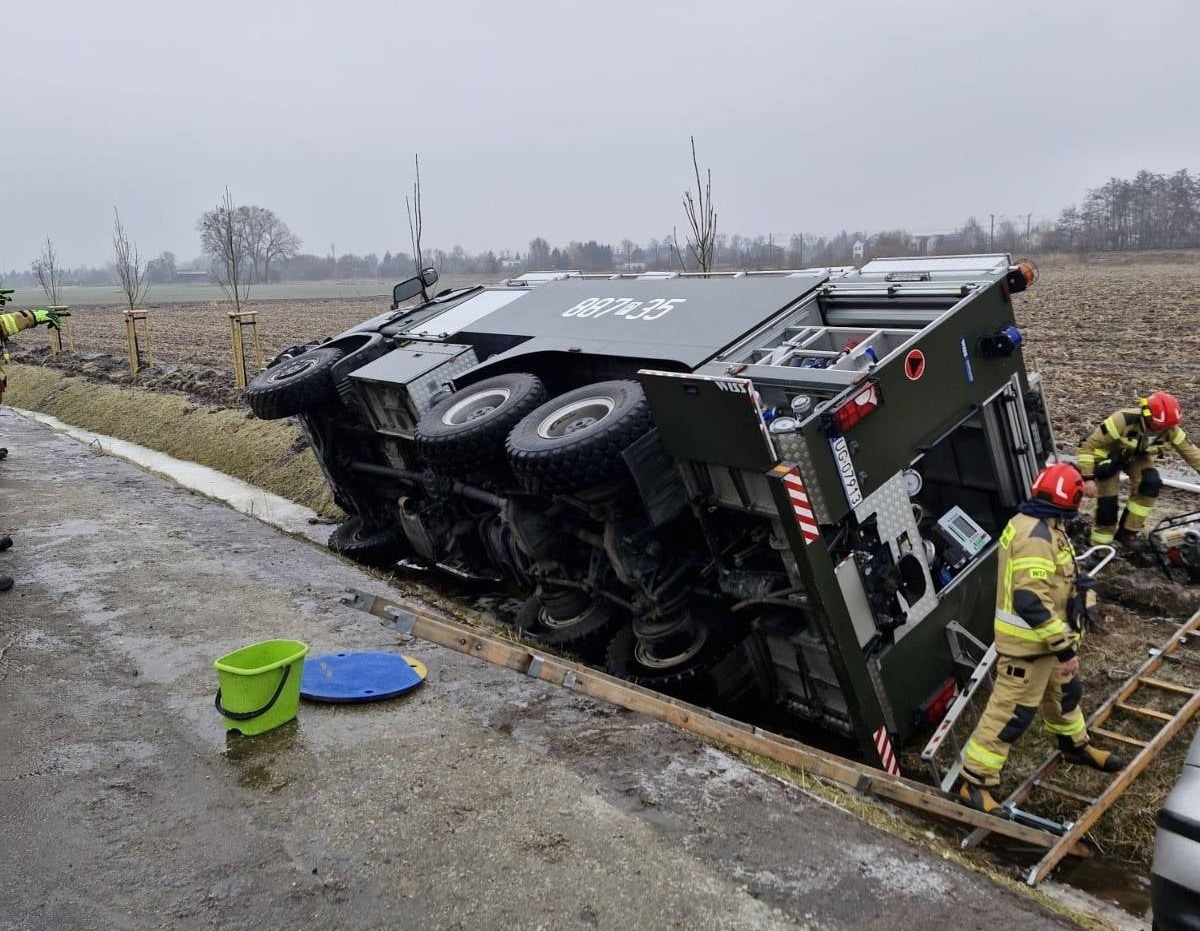 Wóz Wojskowej Straży Pożarnej w rowie. Wezwano SGRT