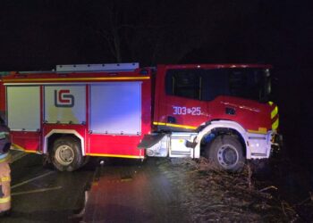 Bardzo ślisko na drogach. Wóz strażacki uderzył w płot