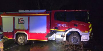 Bardzo ślisko na drogach. Wóz strażacki uderzył w płot