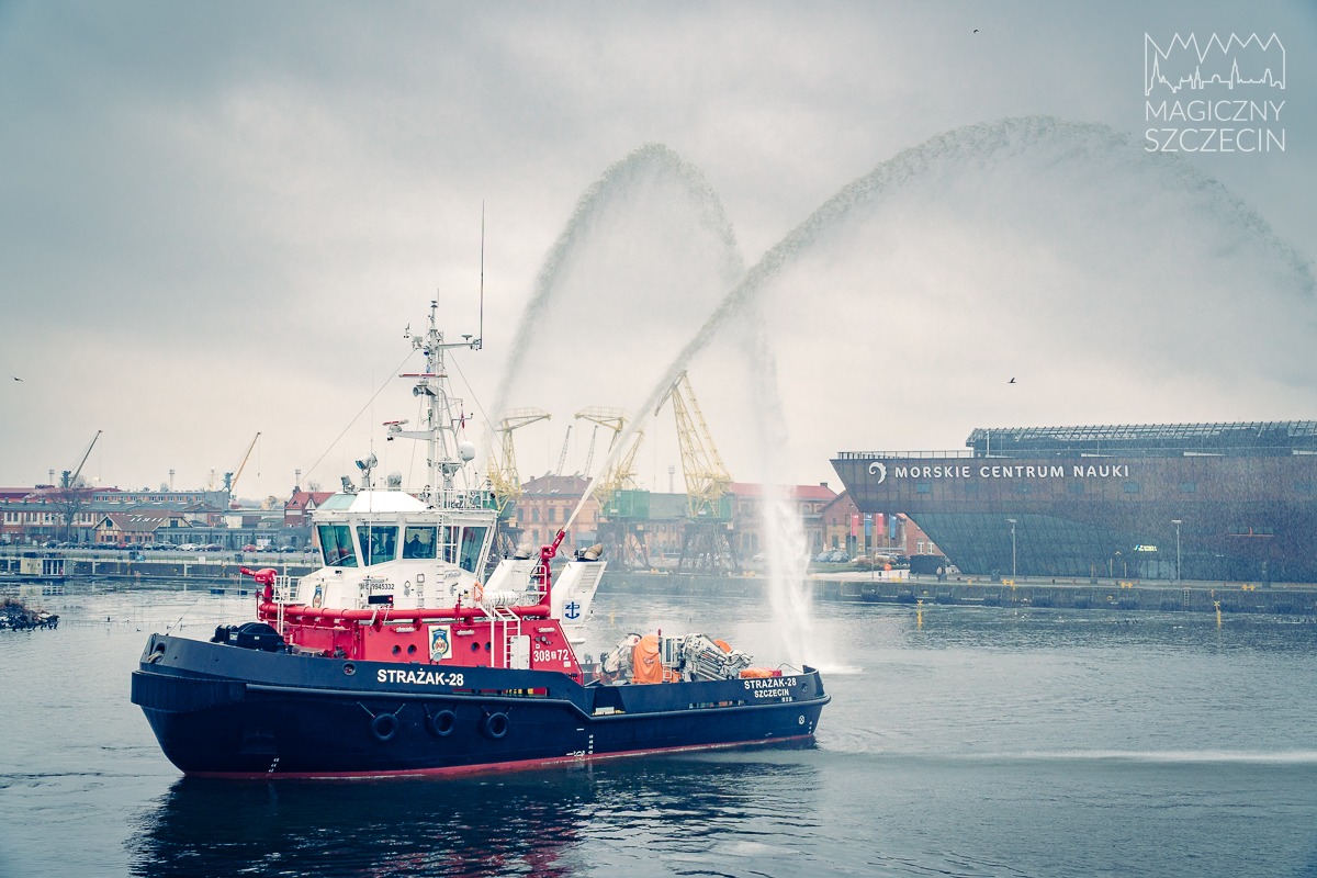 Jantar Unity w Szczecinie. Prom powitała Portowa Straż Pożarna