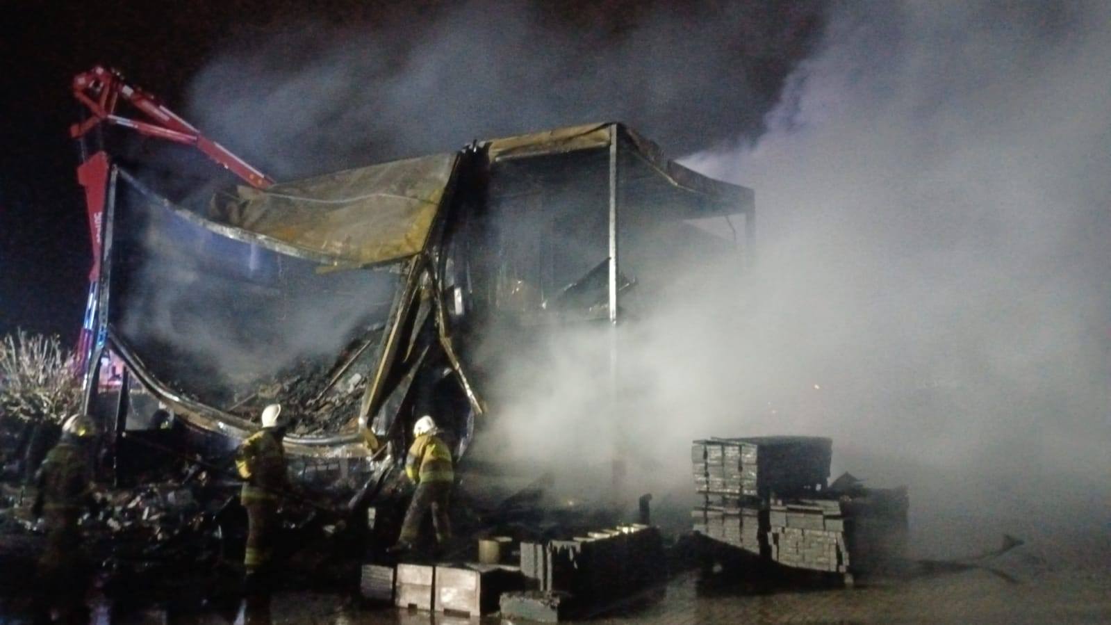 Duży pożar budynku biurowego w Rekowie Górnym