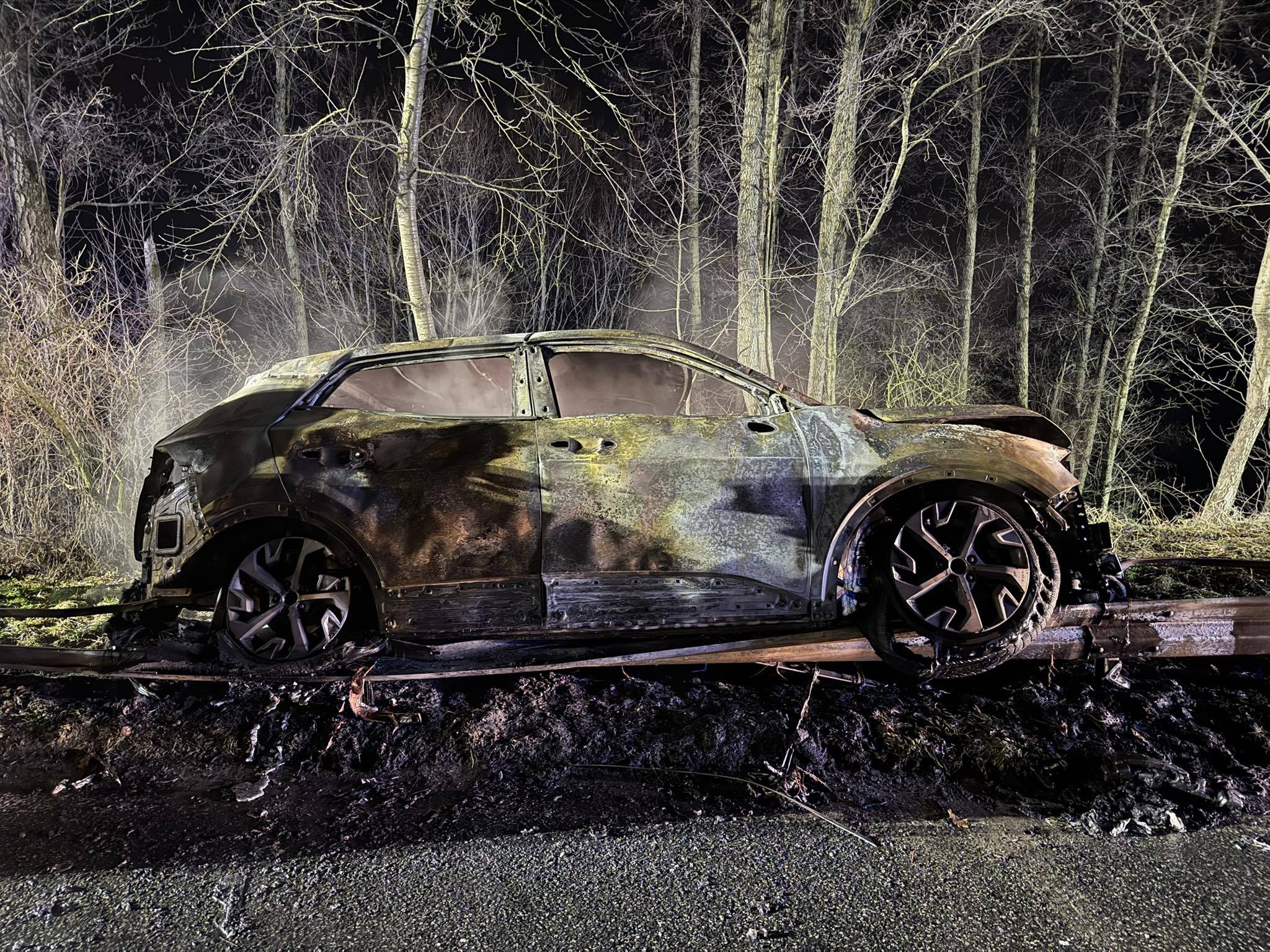 Wypadek na DW-980. Spłonęła osobówka