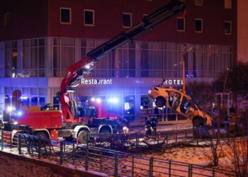 Taksówka w Odrze. Akcja wrocławskich służb