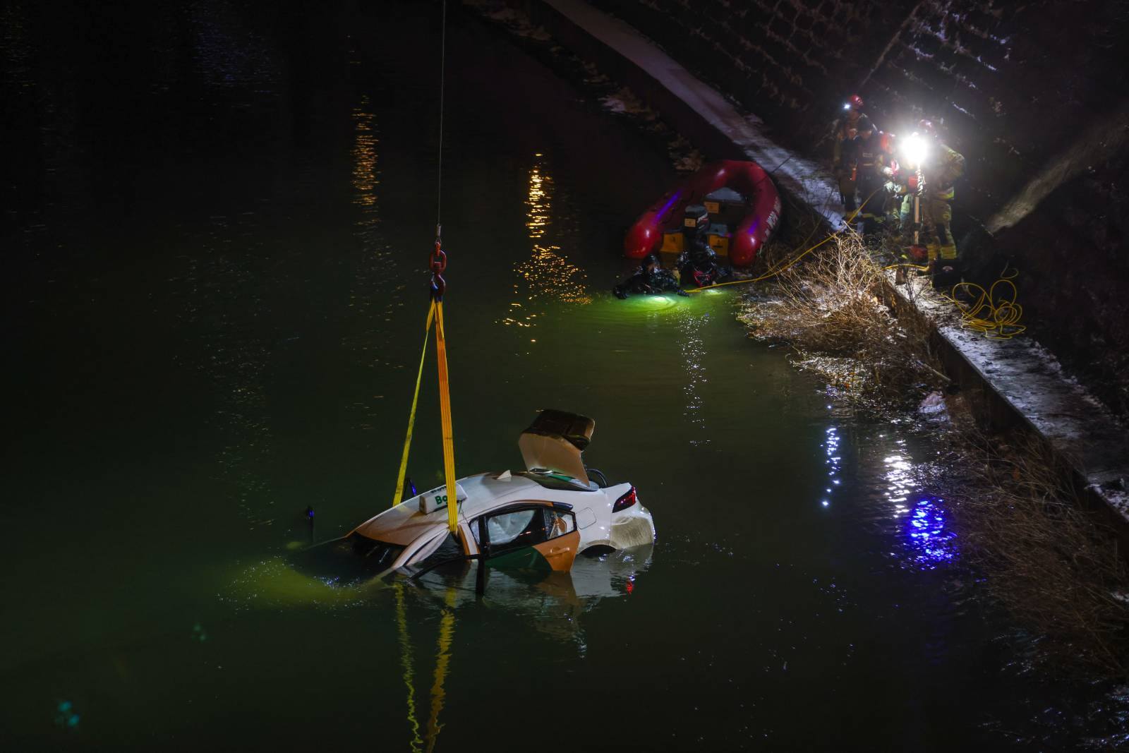 Taksówka w Odrze. Akcja wrocławskich służb