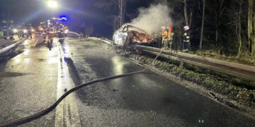 Wypadek na DW-980. Spłonęła osobówka
