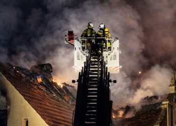 Akcja strażaków w Chocianowie. Płonął dach budynku