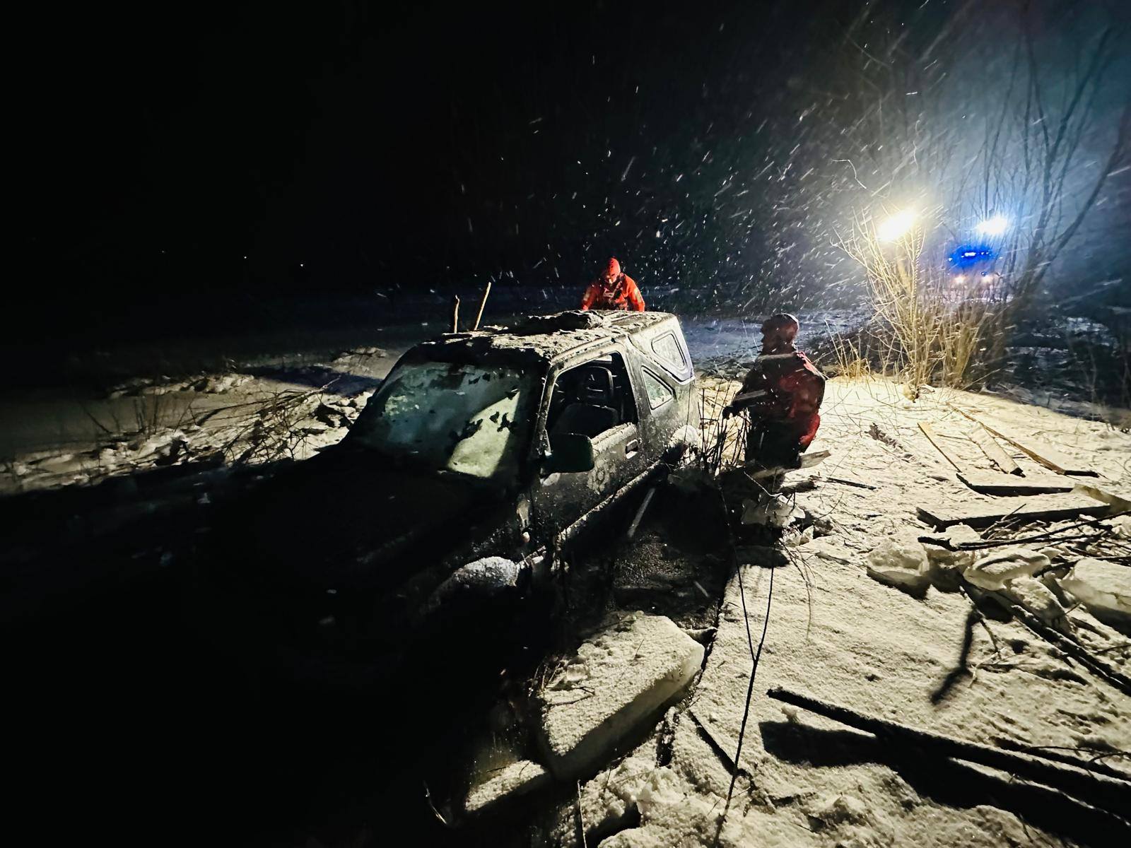 Wjechał na Jezioro Żywieckie. Samochód musieli wyciągać strażacy