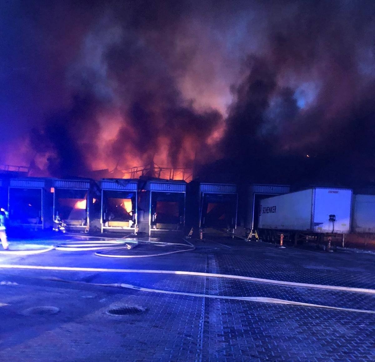 Ogromny pożar hali pod Poznaniem