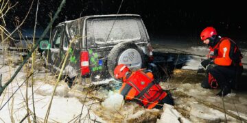 Wjechał na Jezioro Żywieckie. Samochód musieli wyciągać strażacy