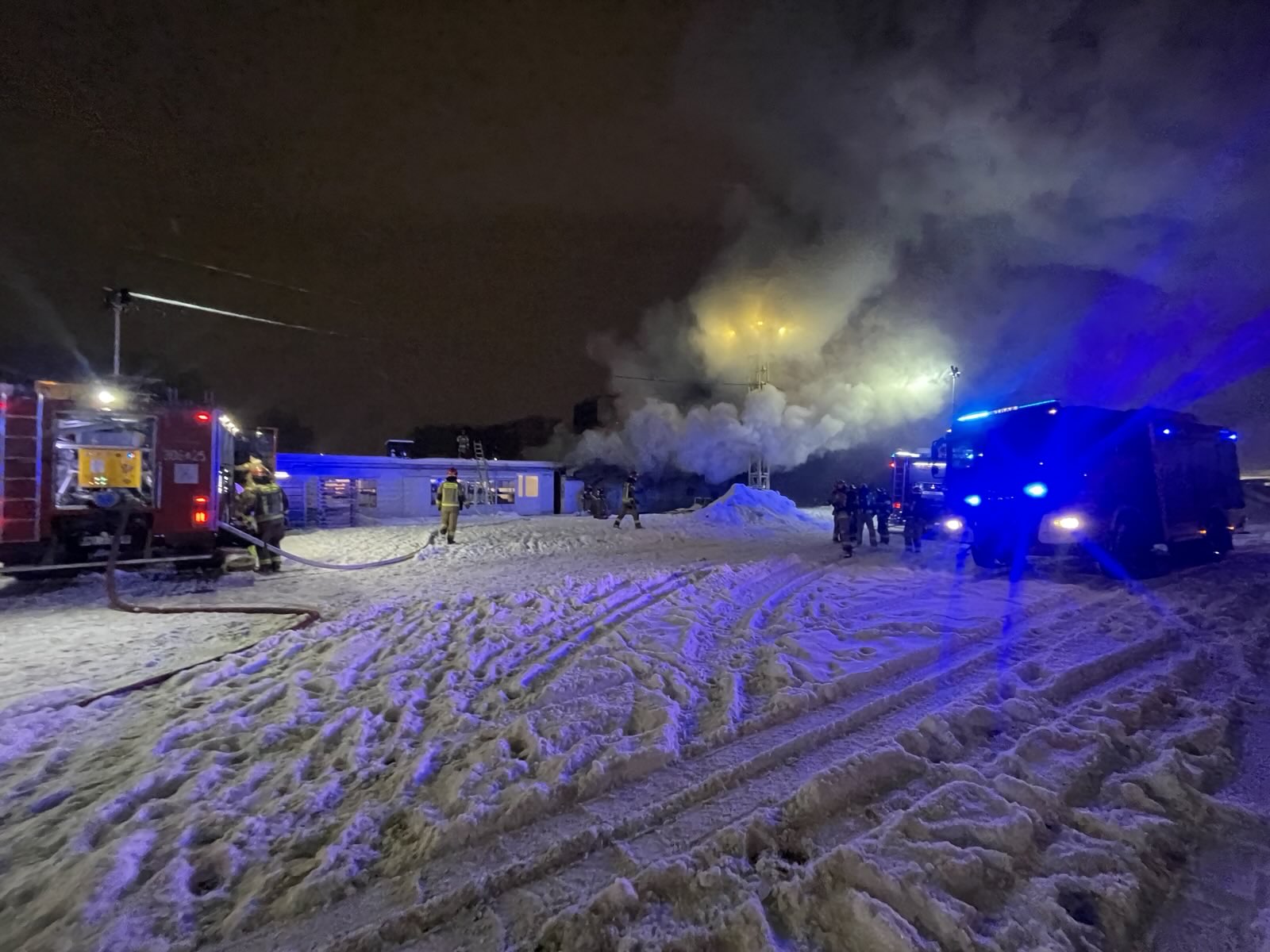Nocny pożar na giełdzie kwiatowej w Warszawie