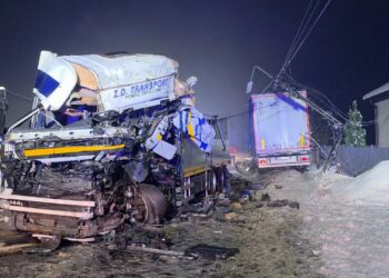 Czołowe zderzenie ciężarówek na drodze wojewódzkiej nr 579