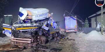 Czołowe zderzenie ciężarówek na drodze wojewódzkiej nr 579