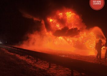 Akcja strażaków na A2. Płonęła naczepa z odpadami