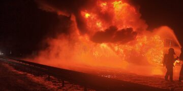 Akcja strażaków na A2. Płonęła naczepa z odpadami