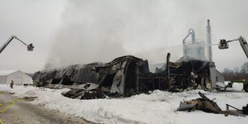 Pożar hali w Zagórzu. Z ogniem walczyło ponad 20 zastępów