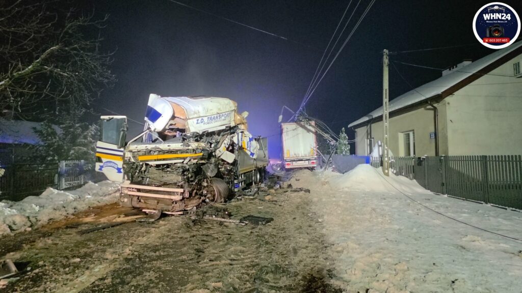 Czołowe zderzenie ciężarówek na drodze wojewódzkiej nr 579