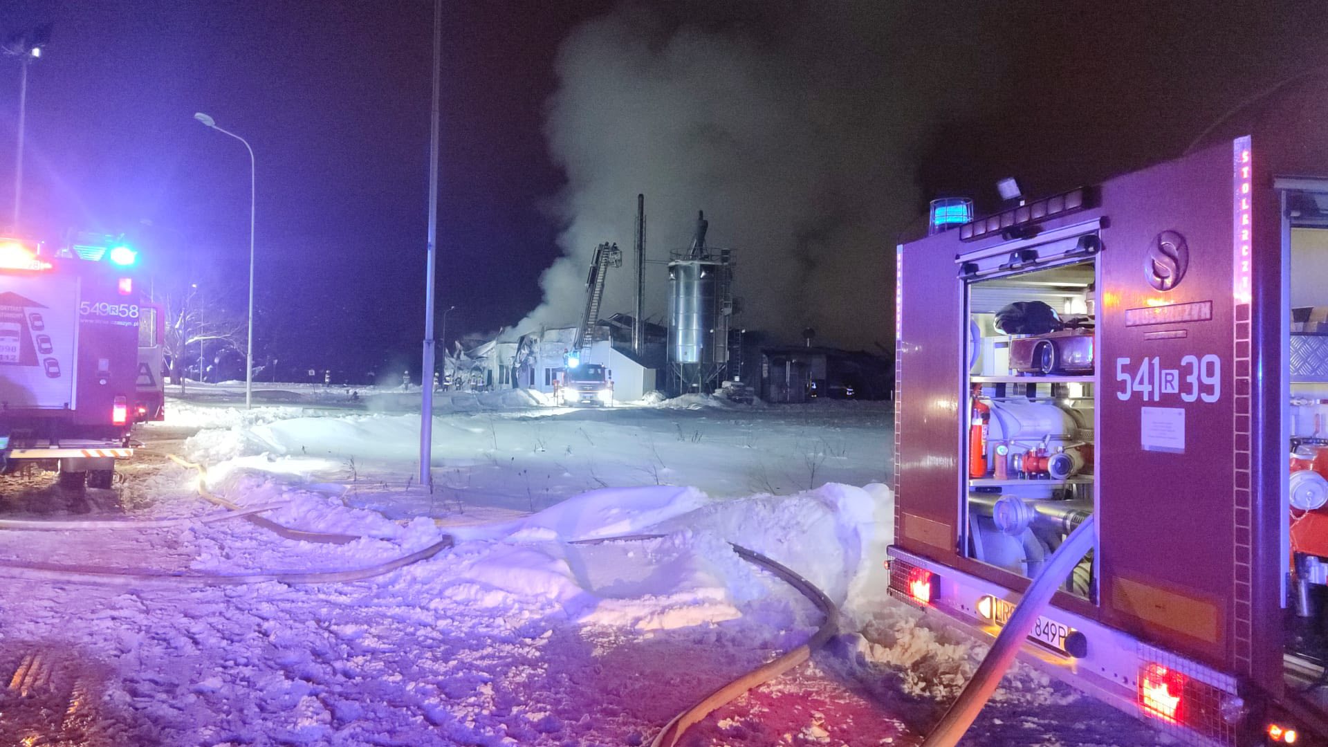 Pożar hali w Zagórzu. Z ogniem walczyło ponad 20 zastępów