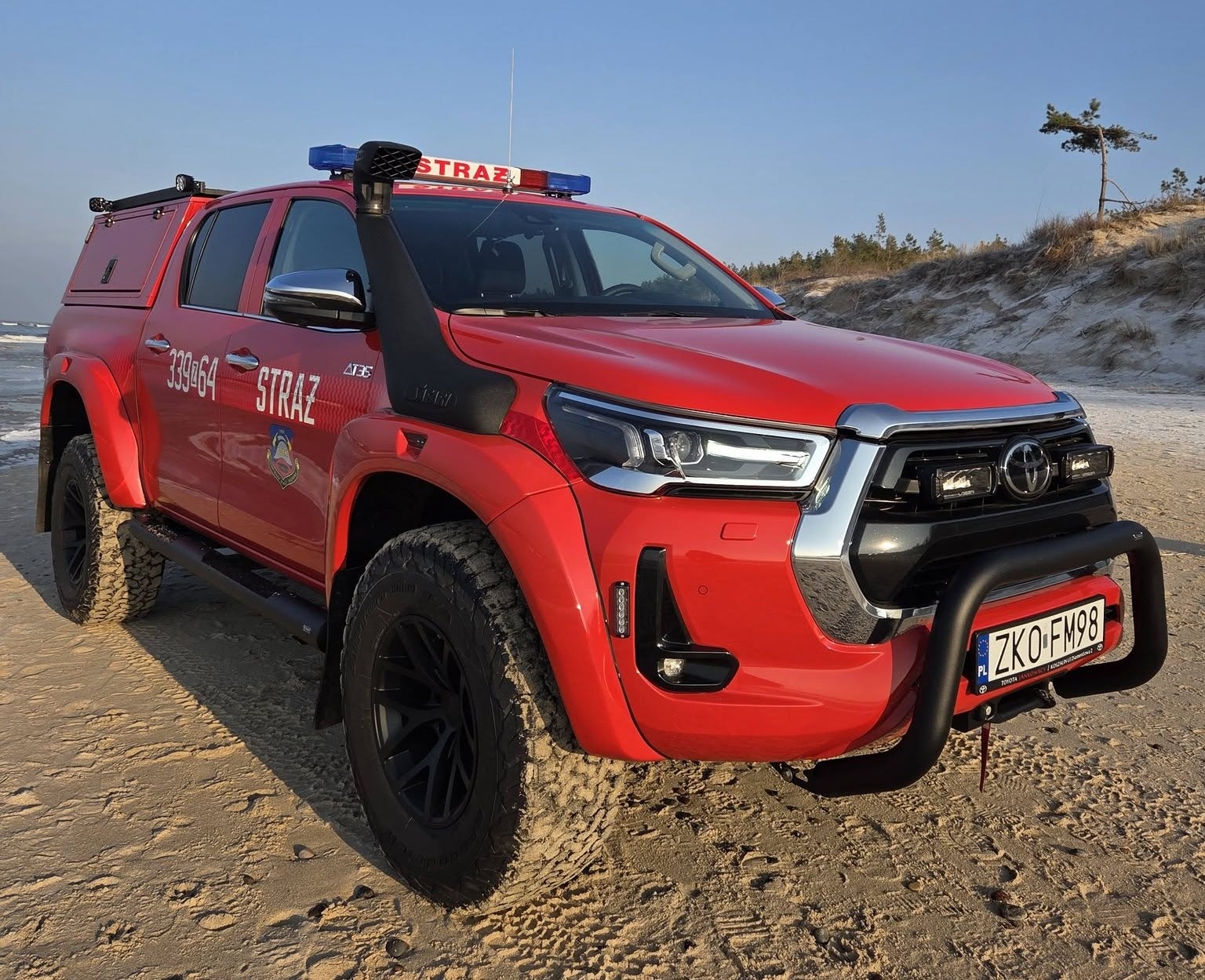 Toyota Hilux Arctic Truck zaparkowała w garażu OSP Osieki