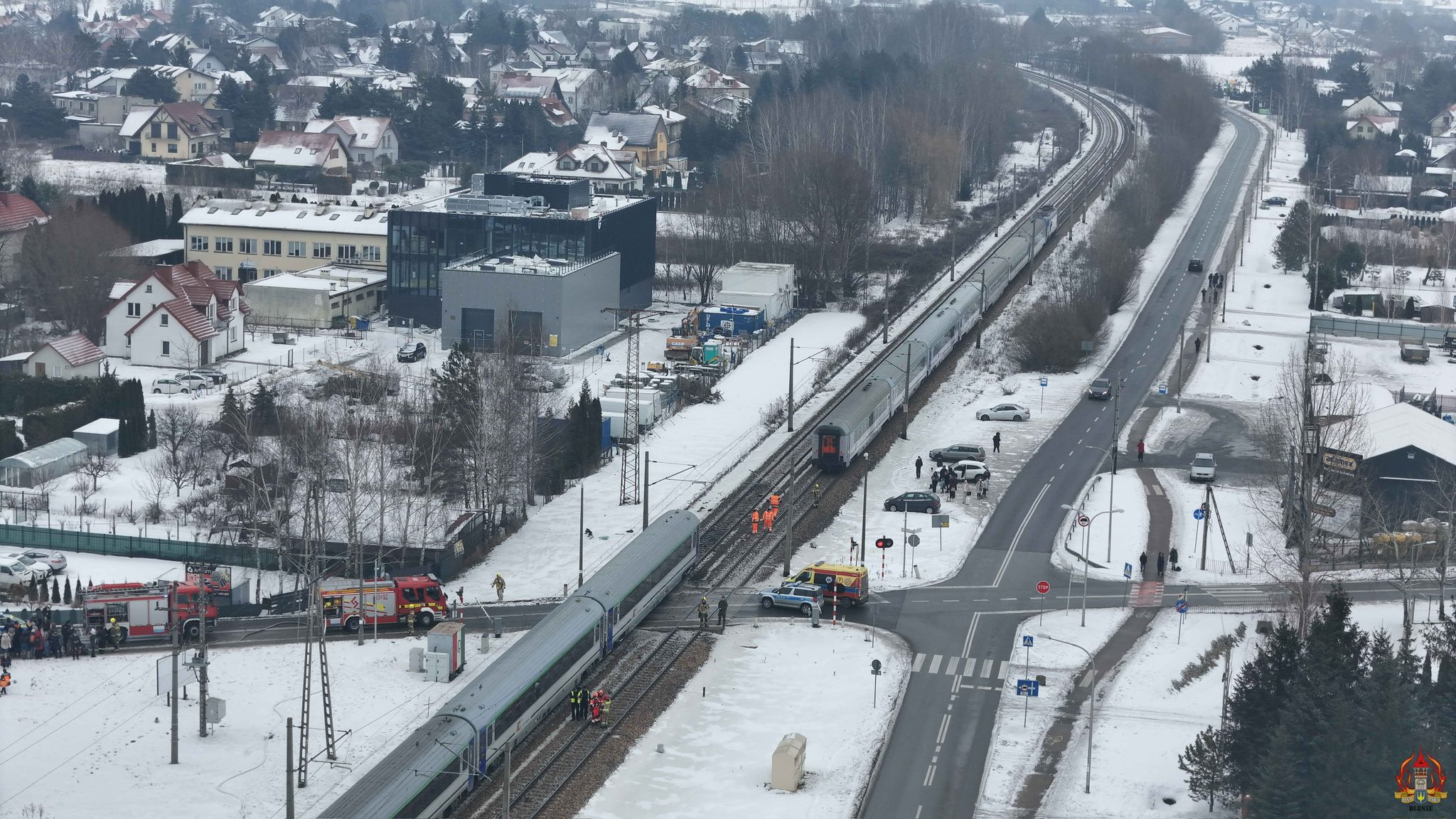 Dwa pociągi uderzyły w osobówkę. Wybuchł pożar