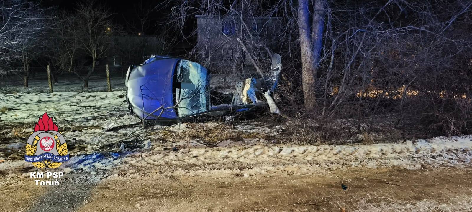 Toyota w kawałkach. Kierowca cudem przeżył i dostał mandat