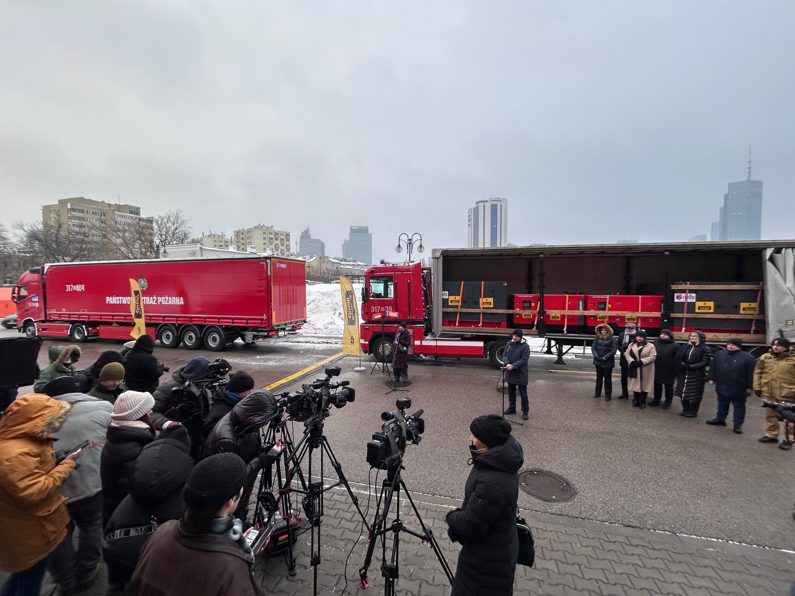 Duża część Kijowa bez prądu. Strażackie ciężarówki w drodze z pomocą