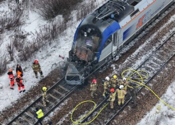 Dwa pociągi uderzyły w osobówkę. Wybuchł pożar