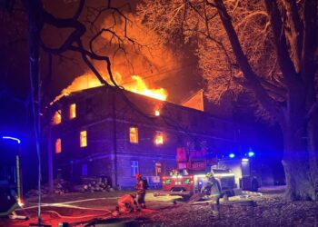 Pożar budynku w Kaźmierzowie. Nie żyje mężczyzna