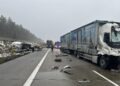 Zderzenie ciężarówki z busem na autostradzie A4