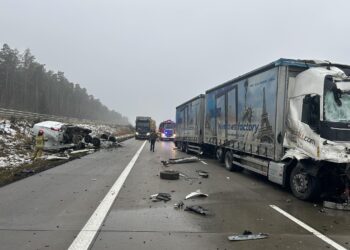 Zderzenie ciężarówki z busem na autostradzie A4