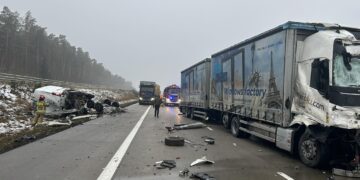 Zderzenie ciężarówki z busem na autostradzie A4