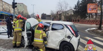 Zderzenie osobówki z autobusem w centrum Torunia