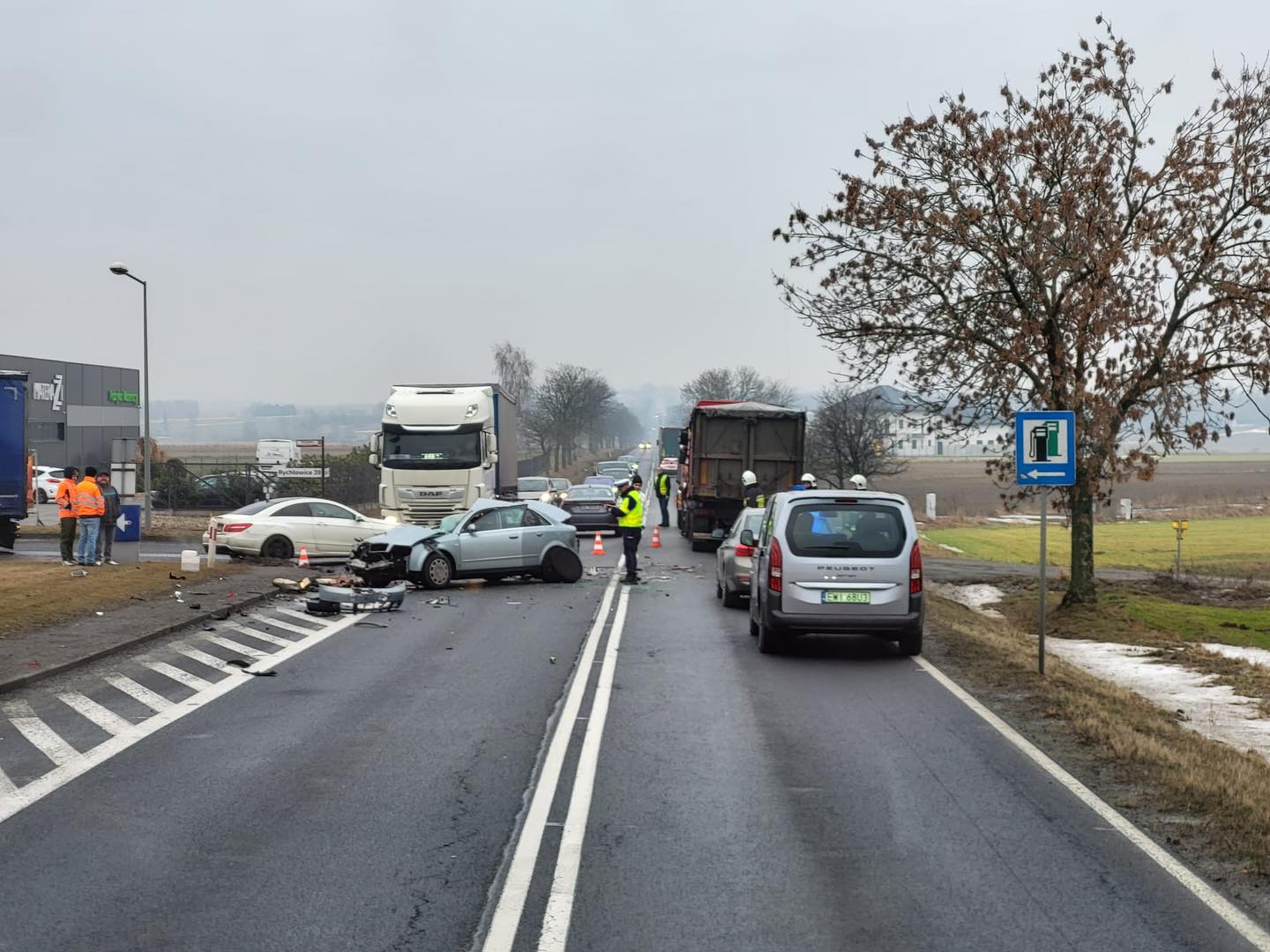 Wypadek na DK-43. Młody kierowca w szpitalu