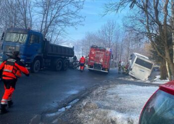 Zderzenie autokaru z ciężarówką na drodze powiatowej