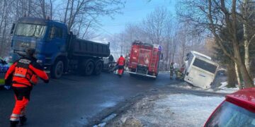 Zderzenie autokaru z ciężarówką na drodze powiatowej