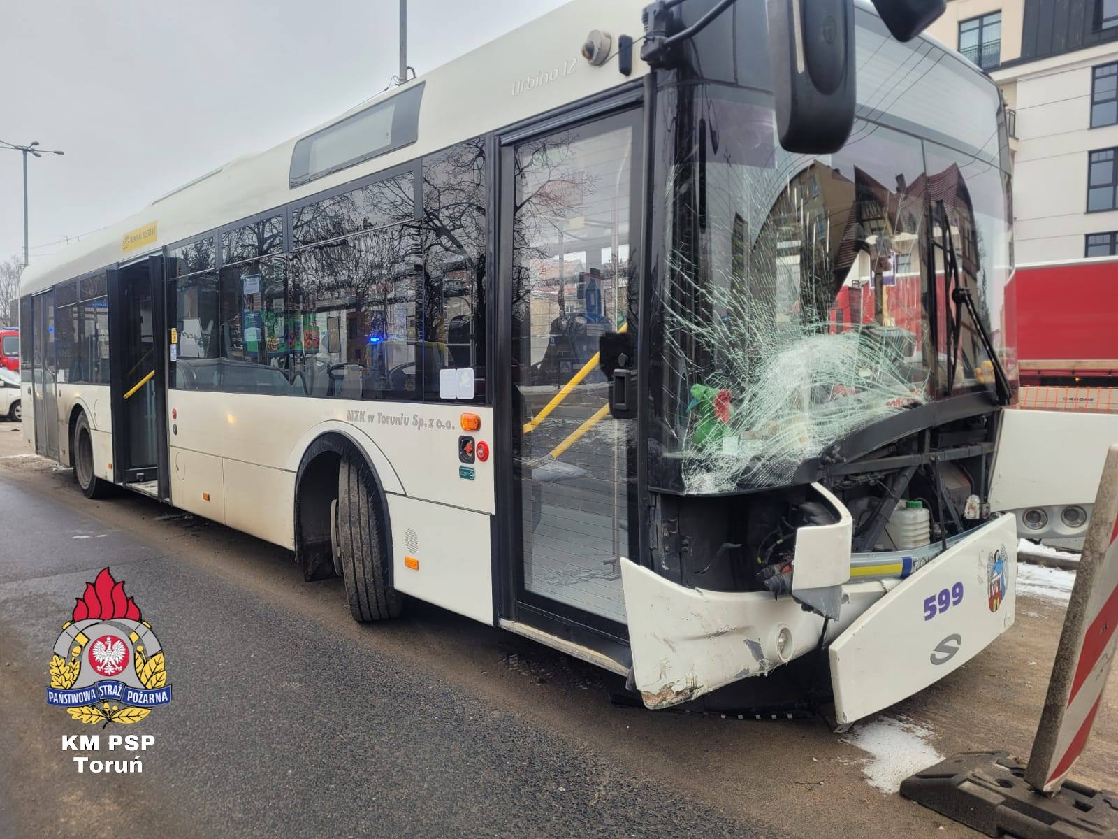 Zderzenie osobówki z autobusem w centrum Torunia