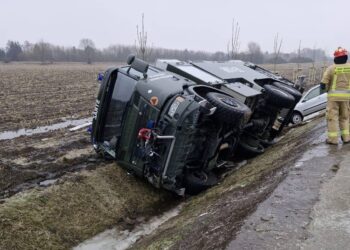 Wóz Wojskowej Straży Pożarnej w rowie. Wezwano SGRT