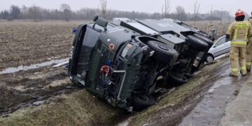 Wóz Wojskowej Straży Pożarnej w rowie. Wezwano SGRT