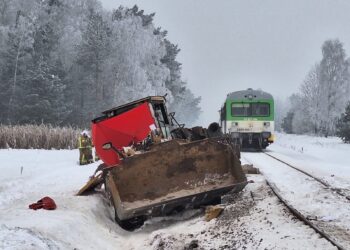 Wjechał ładowarką pod pociąg. Tragiczne skutki