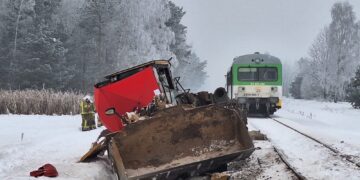 Wjechał ładowarką pod pociąg. Tragiczne skutki