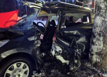 Osobówka roztrzaskała się na drzewie. Nie żyją dwie osoby