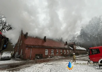 Pożar budynku w Kluczborku. Na miejscu kilkanaście zastępów