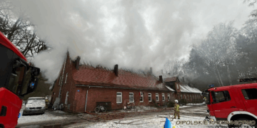 Pożar budynku w Kluczborku. Na miejscu kilkanaście zastępów