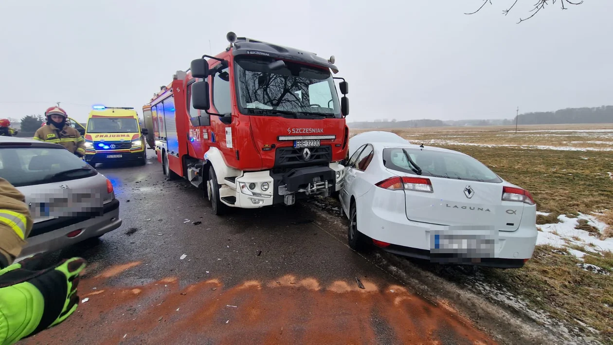 Karambol pod Bełchatowem. Uszkodzone wozy strażackie i karetka