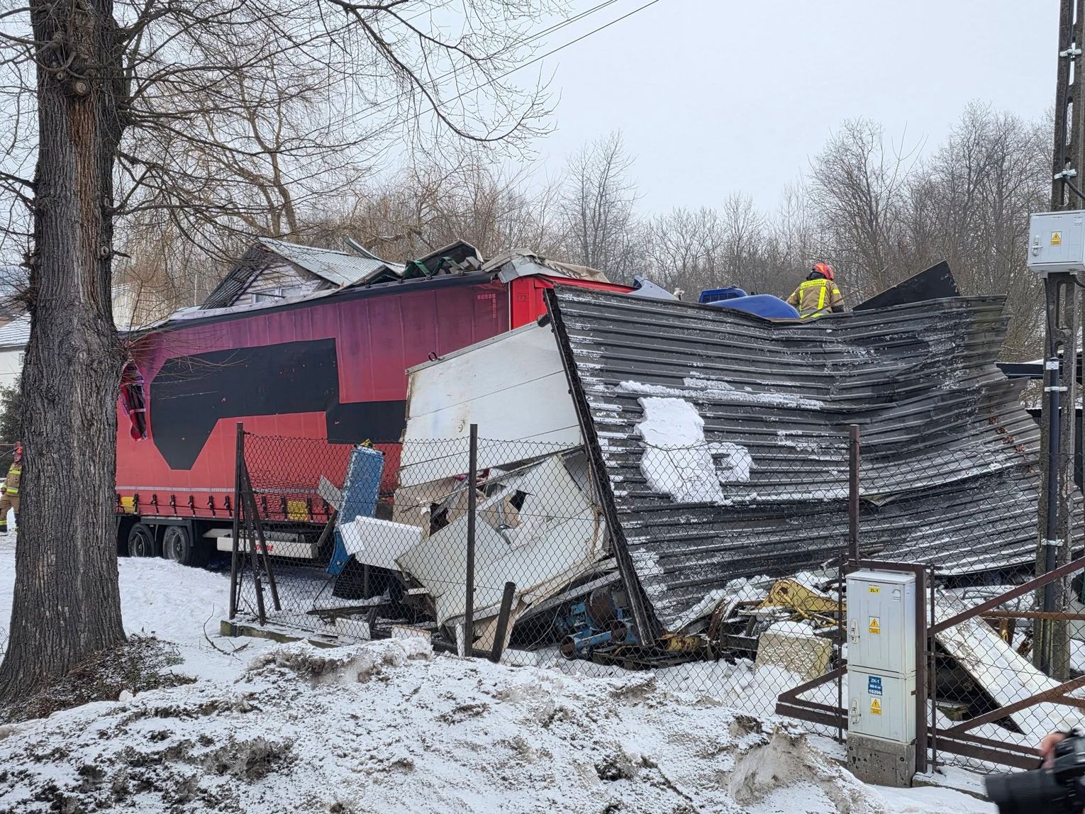 Uderzył ciężarówką w sklep. Wcześniej wyprzedzał na skrzyżowaniu