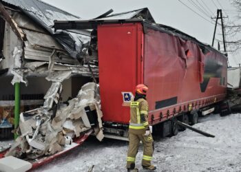 Uderzył ciężarówką w sklep. Wcześniej wyprzedzał na skrzyżowaniu