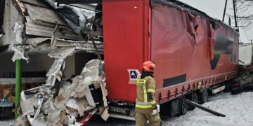 Uderzył ciężarówką w sklep. Wcześniej wyprzedzał na skrzyżowaniu