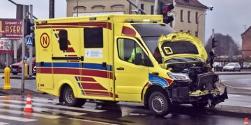 Zderzenie osobówki z karetką w Tychach